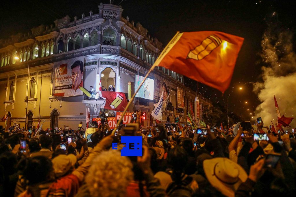 Castillo asume rol de presidente electo de Perú pese a falta de proclamación