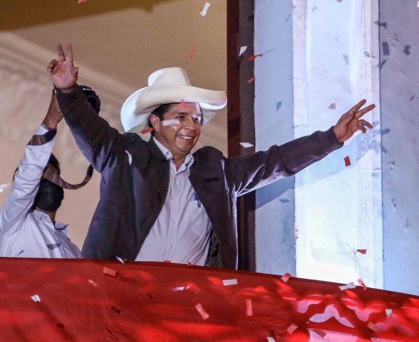 Castillo asume rol de presidente electo de Perú pese a falta de proclamación