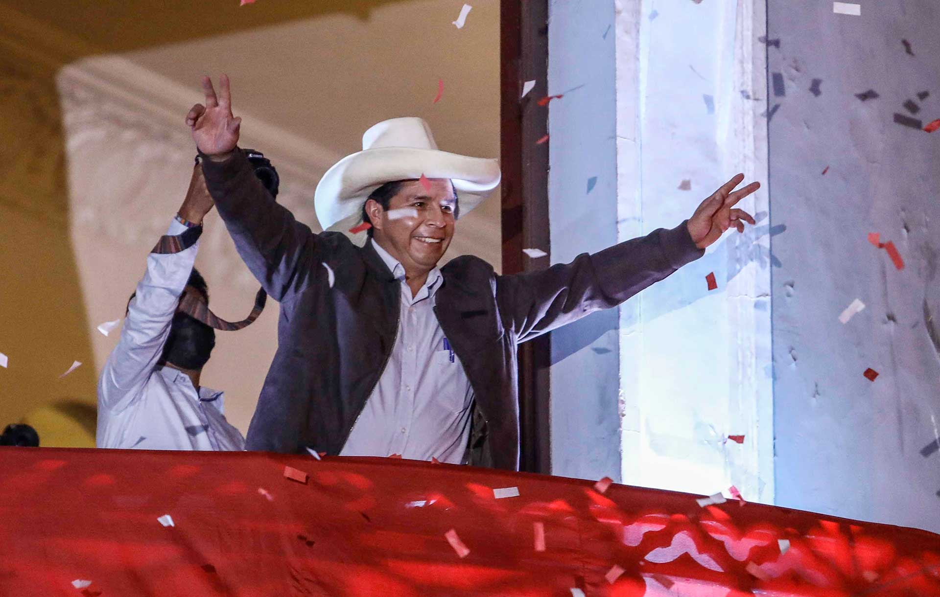 Castillo asume rol de presidente electo de Perú pese a falta de proclamación