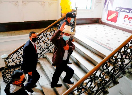 Castillo pide respeto a votación en Perú, donde ya es ganador irreversible