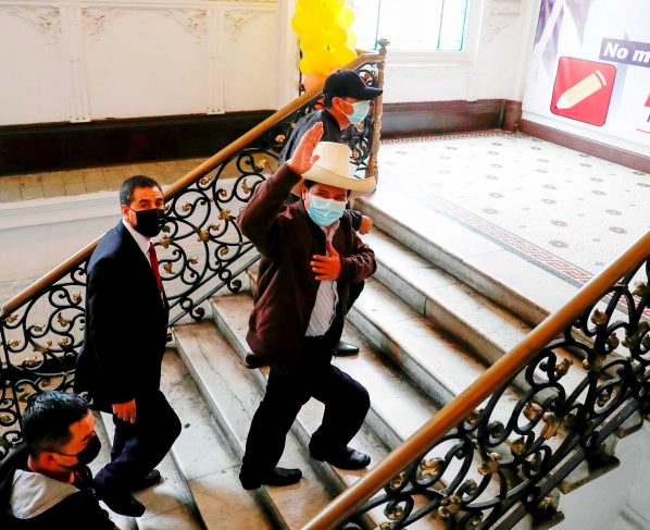 Castillo pide respeto a votación en Perú, donde ya es ganador irreversible