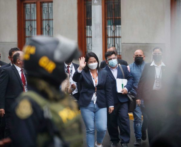 Juez decreta que Fujimori siga libre pero sin reunirse con sus colaboradores