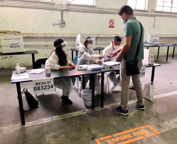 Los peruanos en Italia votan en la segunda vuelta de las presidenciales
