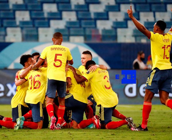Una fantasía de Cardona da revancha a Colombia ante Ecuador en el debut
