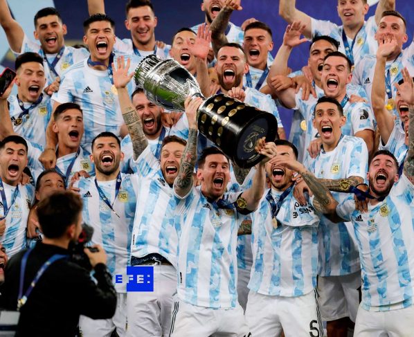 Argentina propina pequeño Maracanazo y alza decimoquinta copa 28 años después