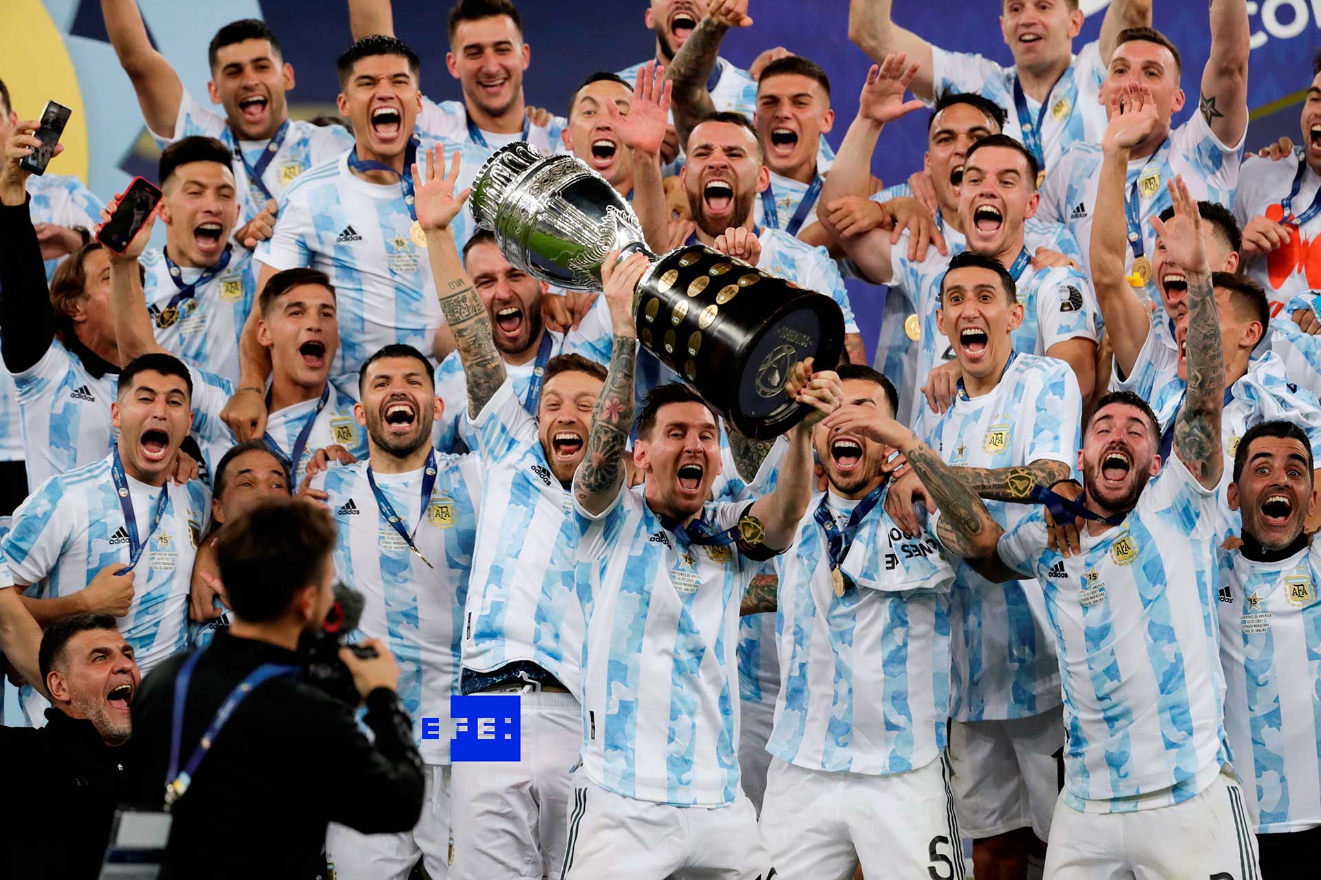Argentina propina pequeño Maracanazo y alza decimoquinta copa 28 años después