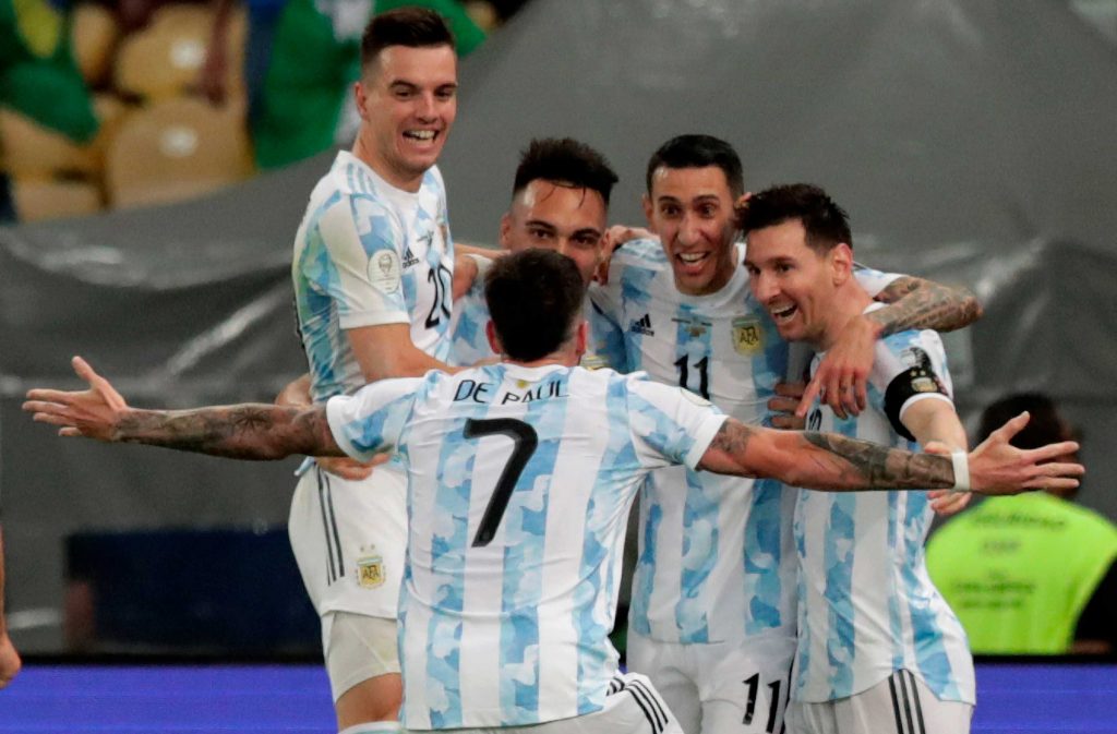 Argentina propina pequeño Maracanazo y alza decimoquinta copa 28 años después