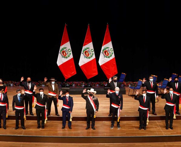 Castillo nombra un gabinete de izquierdistas y sin ministro de Economía