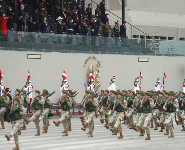 Fuerzas Armadas ofrecen desfile por el bicentenario al presidente del Perú
