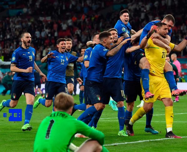 Italia encuentra la gloria en los penaltis