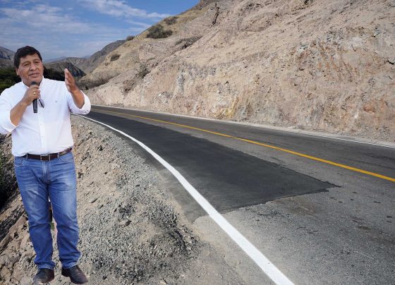 Javier Gallegos inaugura carretera que incumple las especificaciones técnicas