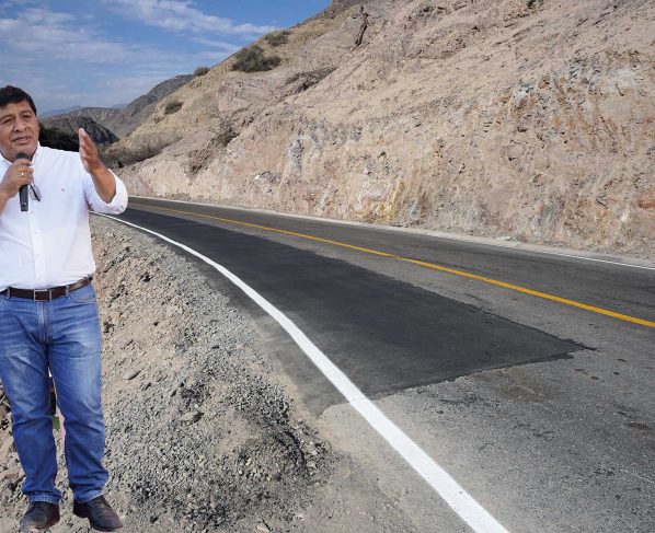 Javier Gallegos inaugura carretera que incumple las especificaciones técnicas