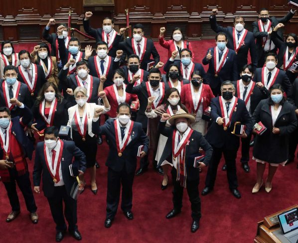 Los nuevos congresistas de Perú juran para el periodo 2021-2026
