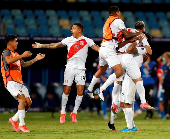 Perú supera en duro pulso a Paraguay y espera en semis a Brasil o Chile