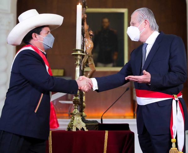 Castillo nombra al exministro Óscar Maúrtua como nuevo canciller de Perú