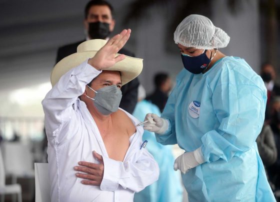 Castillo recibe vacuna china de Sinopharm, rechazada en Perú por la oposición