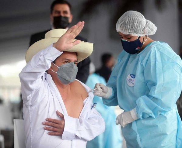 Castillo recibe vacuna china de Sinopharm, rechazada en Perú por la oposición