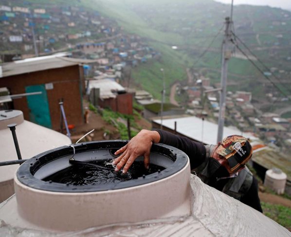 El muro de la vergüenza da agua a los desérticos cerros de Lima