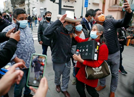 El otro Castillo, un doble del presidente de Perú, revoluciona la calle