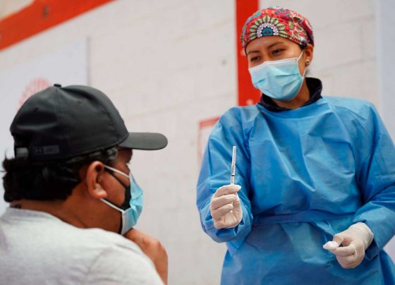 Ica vacuna contra el covid-19 a adultos de 34 años