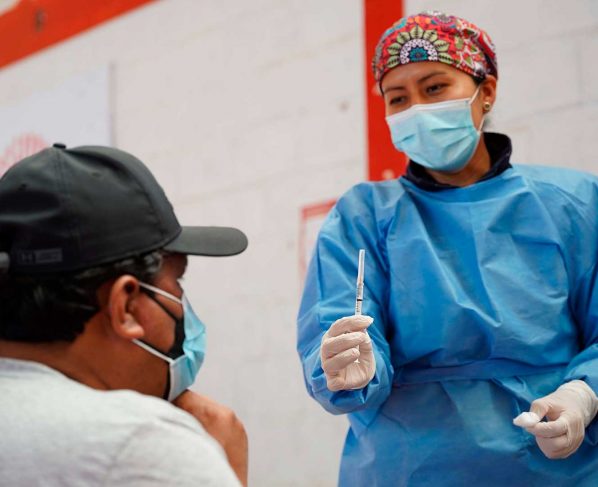 Ica vacuna contra el covid-19 a adultos de 34 años