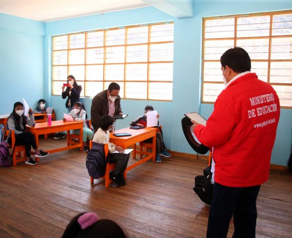 Perú no volverá a las clases presenciales hasta vacunar al personal educativo