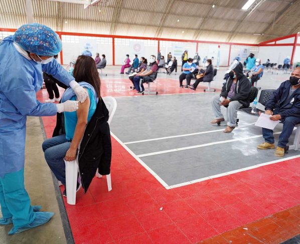 Perú quiere al 40 % de su población vacunada con dos dosis en septiembre