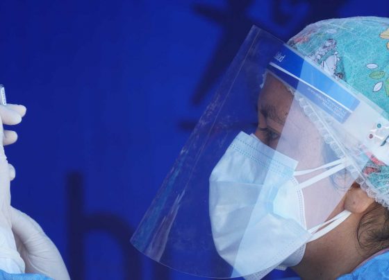 Perú recibe medio millón de dosis de Pfizer y espera un millón de Sinopharm