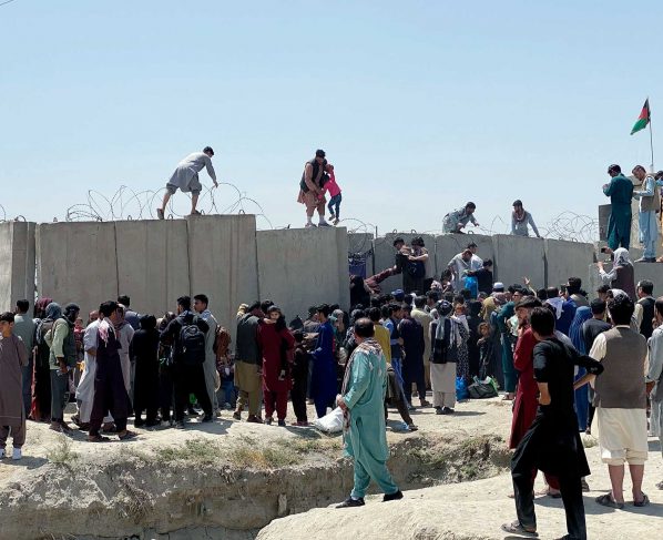 Seis personas muertas por el caos en el aeropuerto de Kabul, según testigos
