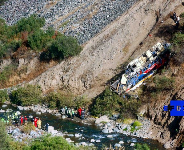 Suben a 29 los muertos en autobús que se estrelló y cayó a barranco