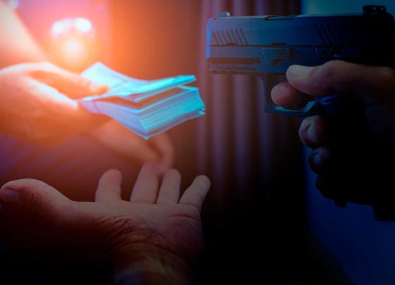 Dos delincuentes asaltan agente bancario y se llevan S 10 mil