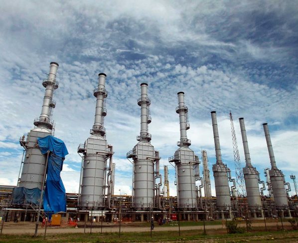 Bellido escenifica pedido de renegociar contratos de gas en Perú tras amenaza
