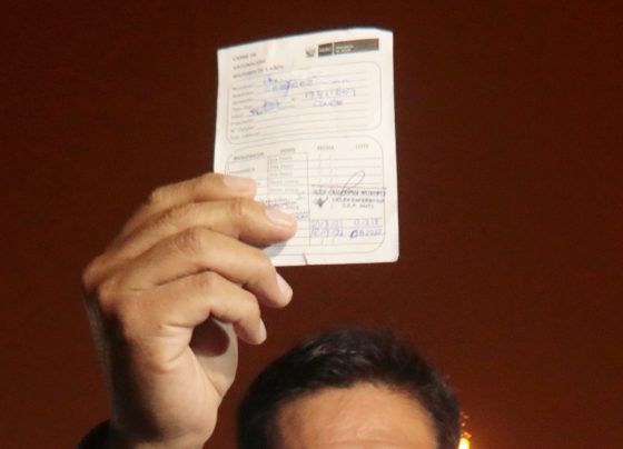 Controversia por disposición que obliga la presentación de carnet de vacunación