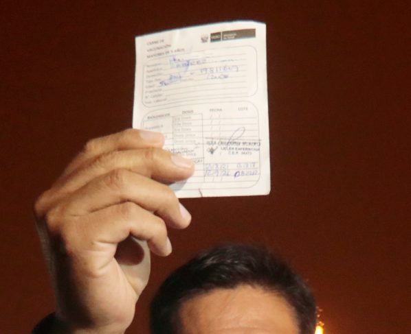 Controversia por disposición que obliga la presentación de carnet de vacunación
