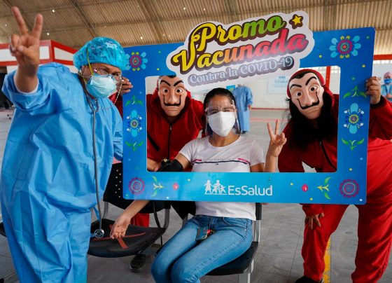 Dos jóvenes se disfrazan para recibir la vacuna anticovid