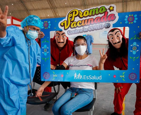 Dos jóvenes se disfrazan para recibir la vacuna anticovid
