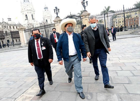 El interior de Perú mantiene apoyo a Castillo y Lima rechaza su gestión
