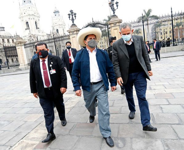 El interior de Perú mantiene apoyo a Castillo y Lima rechaza su gestión