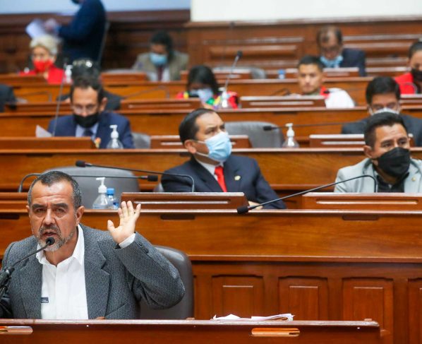 Oposición rechaza defensa de ministro de Trabajo y exige su renuncia