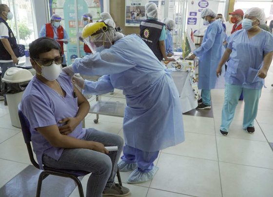 Perú aplicará tercera dosis a personal sanitario y adultos mayores de 65 años