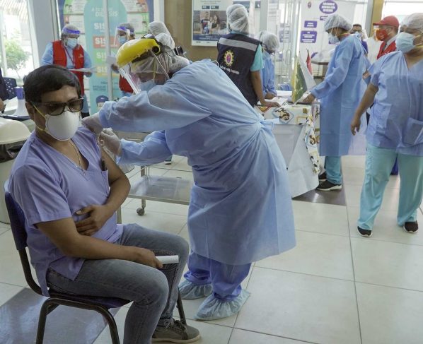 Perú aplicará tercera dosis a personal sanitario y adultos mayores de 65 años