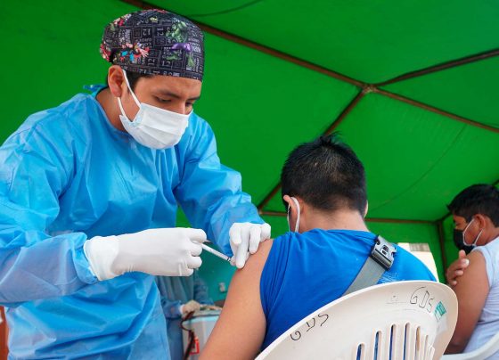 Perú espera tener este mes a cerca del 50 % de su población adulta vacunada