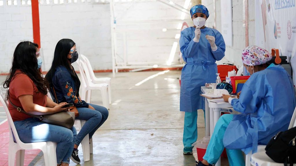 Perú, uno de los epicentros mundiales de la pandemia del coronavirus, superó este martes las 22 millones de dosis administradas contra la enfermedad y ya tiene más de 9 millones de personas inmunizadas con la pauta completa, lo que representa aproximadamente el 27,5 % de la población nacional.