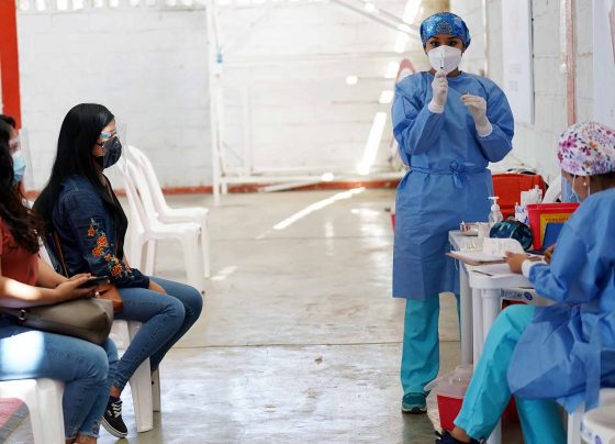 Perú, uno de los epicentros mundiales de la pandemia del coronavirus, superó este martes las 22 millones de dosis administradas contra la enfermedad y ya tiene más de 9 millones de personas inmunizadas con la pauta completa, lo que representa aproximadamente el 27,5 % de la población nacional.