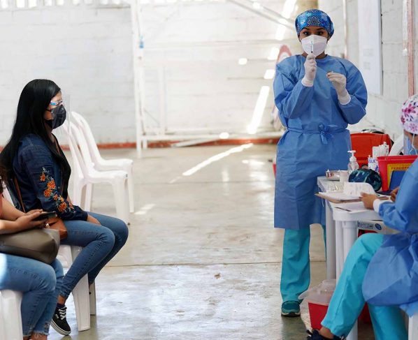 Perú, uno de los epicentros mundiales de la pandemia del coronavirus, superó este martes las 22 millones de dosis administradas contra la enfermedad y ya tiene más de 9 millones de personas inmunizadas con la pauta completa, lo que representa aproximadamente el 27,5 % de la población nacional.