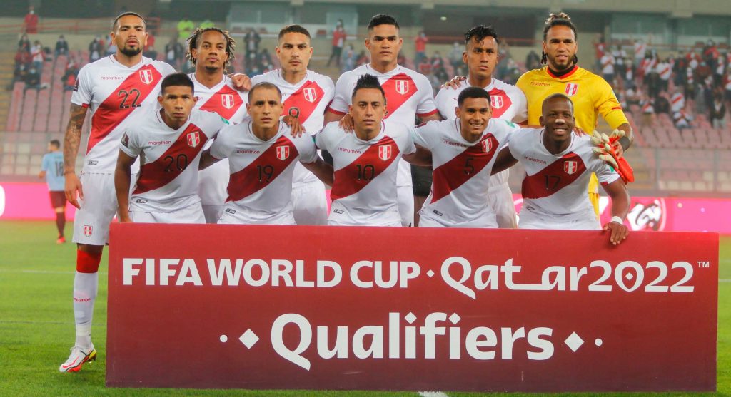 Uruguay sale ileso de Lima ante un Perú que sigue sin ganar en casa Lima, 2 sep (EFE).- Con goles de Renato Tapia y Giorgian De Arrascaeta, Perú y Uruguay igualaron 1-1 este jueves en el estadio Nacional de Lima por la novena fecha de las eliminatorias al Mundial de Catar 2022. En el minuto 25 Tapia anotó de chilena al aprovechar un rechace dentro del área, pero cuatro minutos después De Arrascaeta igualó cuando tomó un rebote fuera del área y disparó de zurda a la portería de Pedro Gallese. La Blanquirroja, que dirige el argentino Ricardo Gareca, llegó a cinco puntos y es penúltima en la clasificación, mientras la Celeste de Óscar Washington Tabárez es cuarta con nueve unidades. Perú recibirá el próximo domingo a Venezuela y Uruguay será anfitrión de Bolivia.