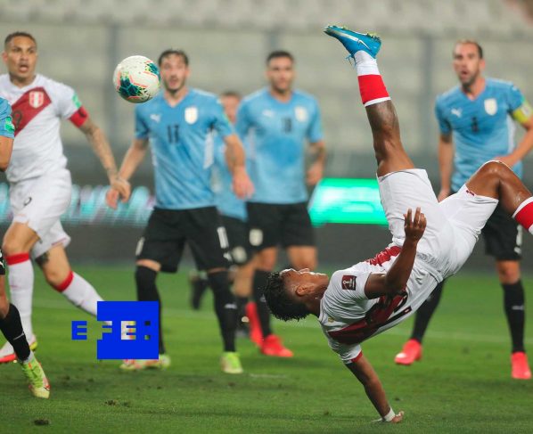 Uruguay sale ileso de Lima ante un Perú que sigue sin ganar en casa Lima, 2 sep (EFE).- Con goles de Renato Tapia y Giorgian De Arrascaeta, Perú y Uruguay igualaron 1-1 este jueves en el estadio Nacional de Lima por la novena fecha de las eliminatorias al Mundial de Catar 2022. En el minuto 25 Tapia anotó de chilena al aprovechar un rechace dentro del área, pero cuatro minutos después De Arrascaeta igualó cuando tomó un rebote fuera del área y disparó de zurda a la portería de Pedro Gallese. La Blanquirroja, que dirige el argentino Ricardo Gareca, llegó a cinco puntos y es penúltima en la clasificación, mientras la Celeste de Óscar Washington Tabárez es cuarta con nueve unidades. Perú recibirá el próximo domingo a Venezuela y Uruguay será anfitrión de Bolivia.