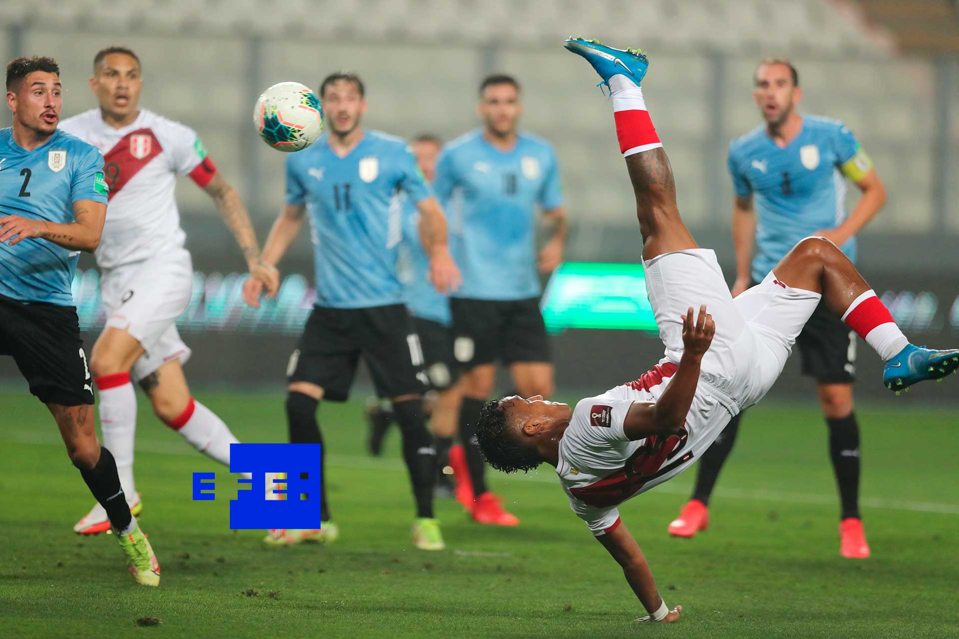 Uruguay sale ileso de Lima ante un Perú que sigue sin ganar en casa Lima, 2 sep (EFE).- Con goles de Renato Tapia y Giorgian De Arrascaeta, Perú y Uruguay igualaron 1-1 este jueves en el estadio Nacional de Lima por la novena fecha de las eliminatorias al Mundial de Catar 2022. En el minuto 25 Tapia anotó de chilena al aprovechar un rechace dentro del área, pero cuatro minutos después De Arrascaeta igualó cuando tomó un rebote fuera del área y disparó de zurda a la portería de Pedro Gallese. La Blanquirroja, que dirige el argentino Ricardo Gareca, llegó a cinco puntos y es penúltima en la clasificación, mientras la Celeste de Óscar Washington Tabárez es cuarta con nueve unidades. Perú recibirá el próximo domingo a Venezuela y Uruguay será anfitrión de Bolivia.