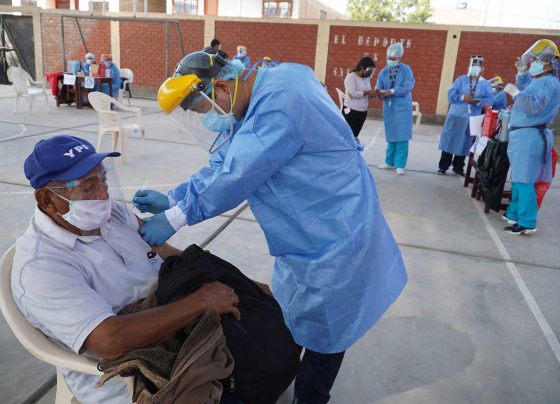Desde noviembre mayores de 65 años recibirán la dosis de refuerzo  