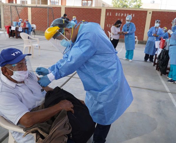 Desde noviembre mayores de 65 años recibirán la dosis de refuerzo  